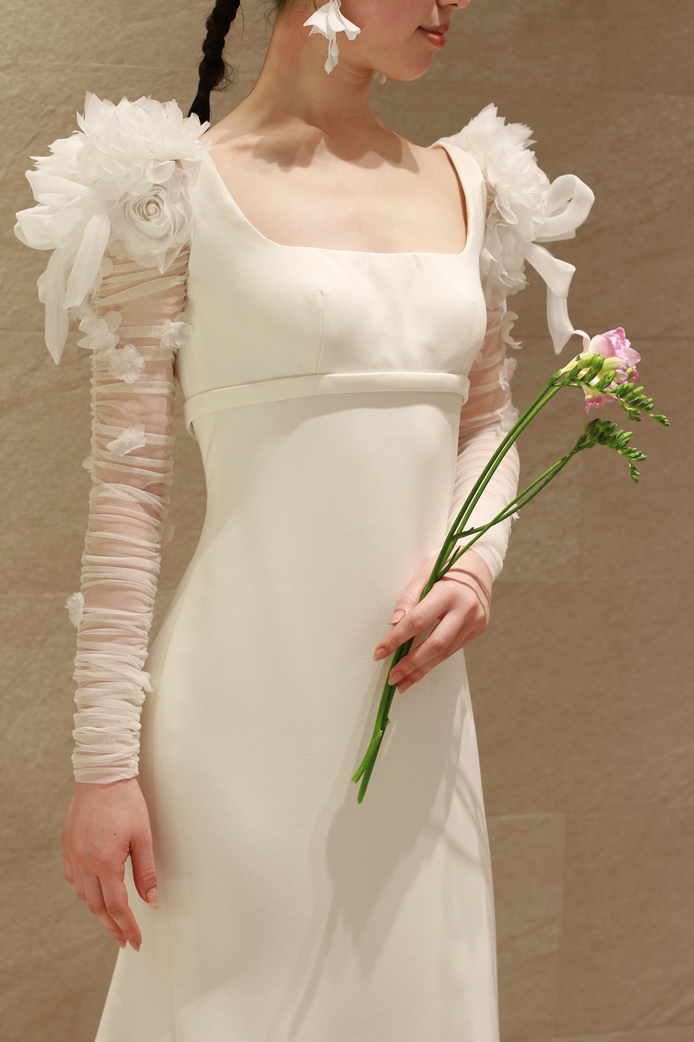 フラワーモチーフの装飾が印象的なソフトマーメイドのウエディングドレス～VIKTOR＆ROLF MARIAGE（ヴィクター アンド ロルフ マリアージュ）～ PHOTO-2