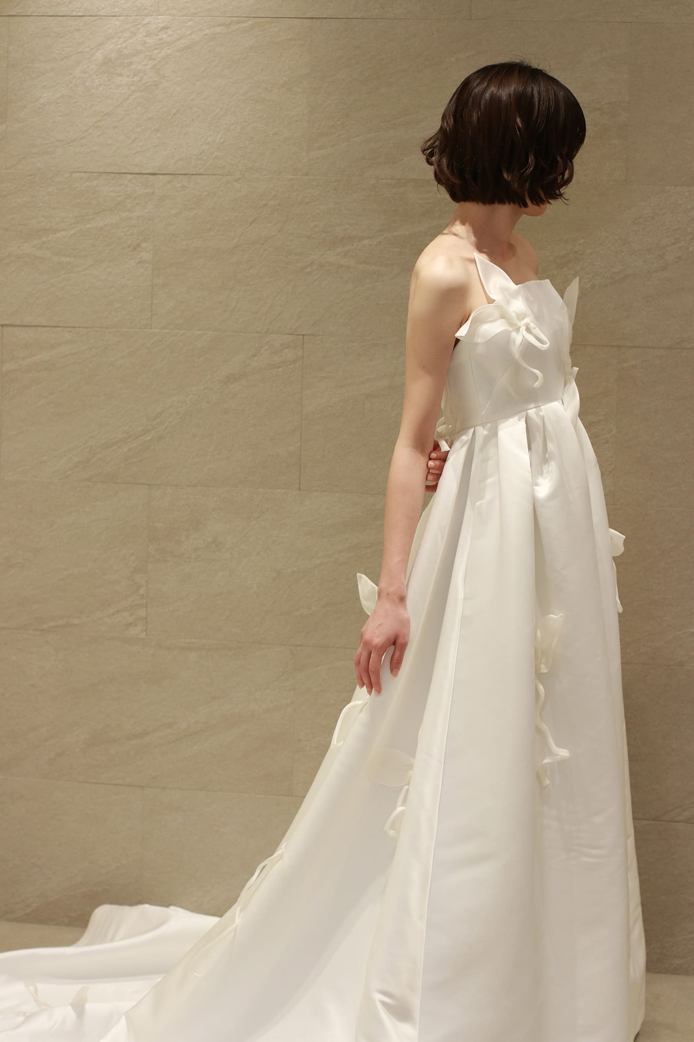 すっきりとした広がりが魅力のAラインウエディングドレス～THE 2ND SKIN CO（ザ セカンド スキン コ）～ PHOTO-2