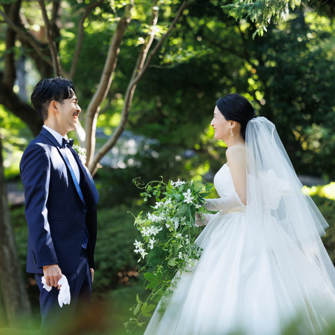 ファーストミートは深緑溢れる庭園で。挙式前に過ごす、おふたりだけの時別な時間。