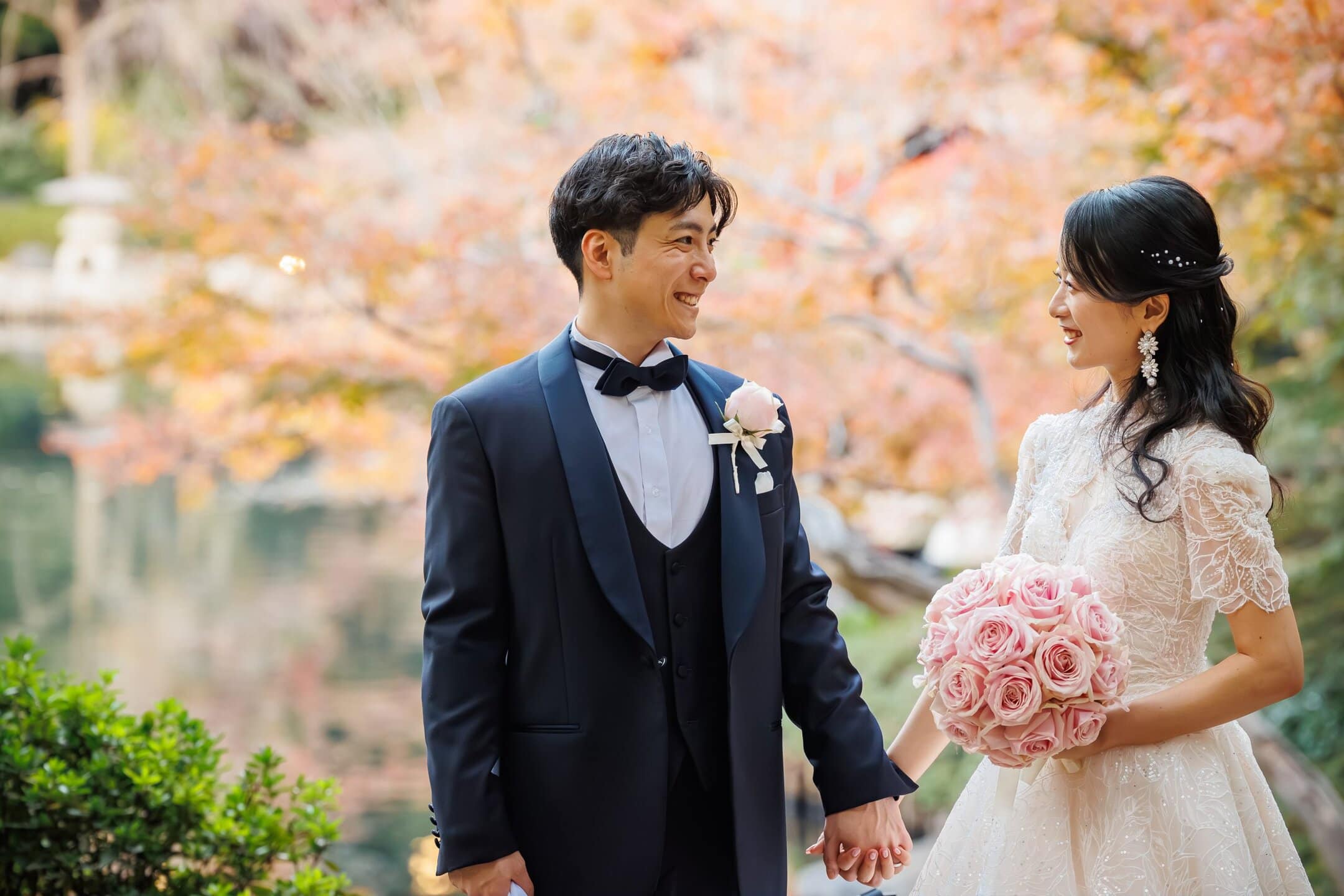 秋の庭園で誓い合う新郎新婦の幸せな瞬間.