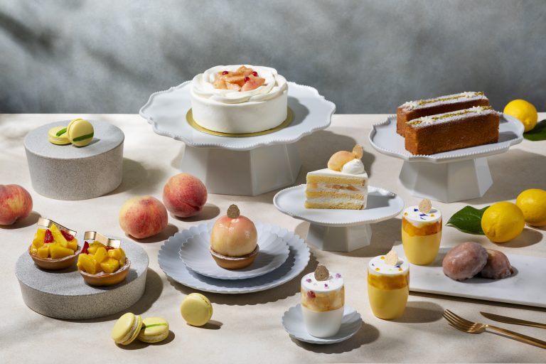 高級スイーツとケーキの盛り合わせ、華やかなデザートプレートの写真.