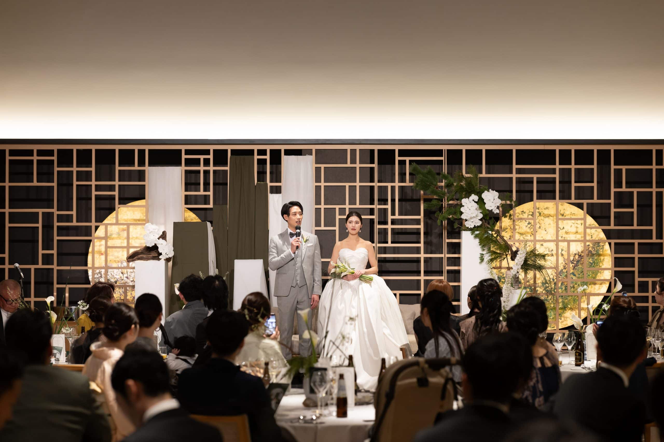 和風の結婚式会場で新郎新婦が誓いの言葉を述べるシーン。伝統的な日本の結婚式の雰囲気を演出。.