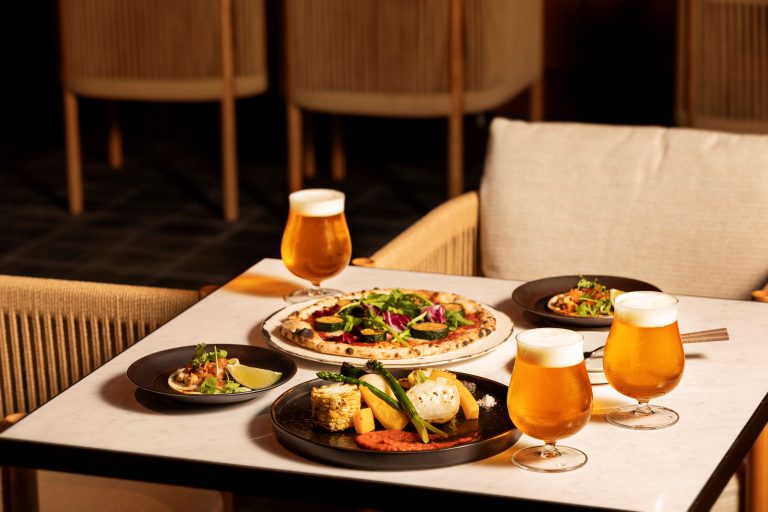 夏の婚礼料理とビールのグラスが並ぶテーブルの写真.