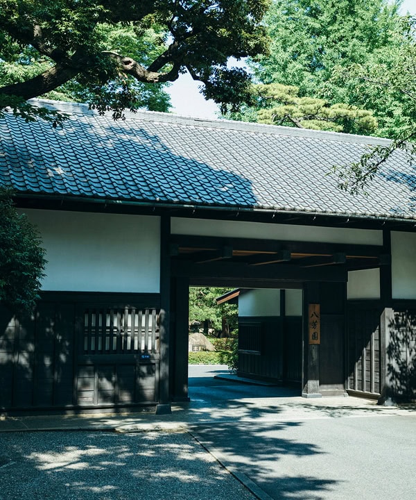 八芳園の伝統的な日本庭園と歴史的な建築の入り口風景.