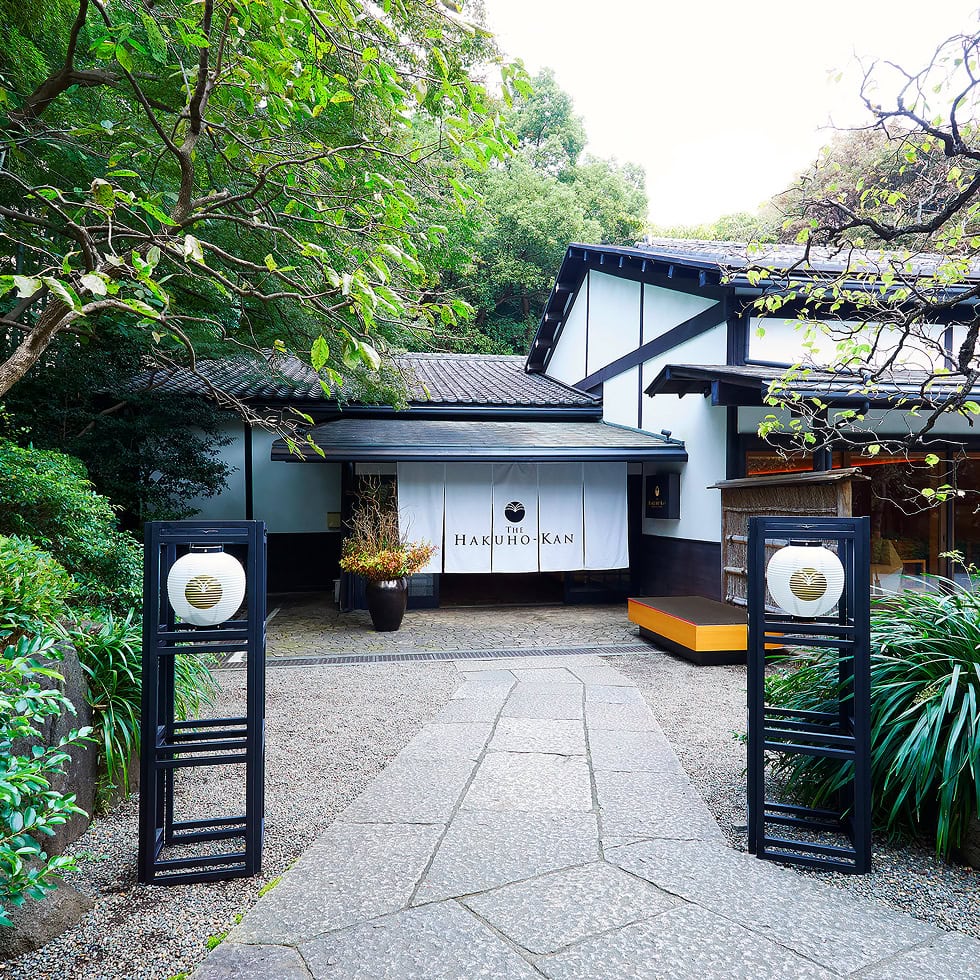 伝統的な日本庭園と和風建築の結婚式場の入口風景.