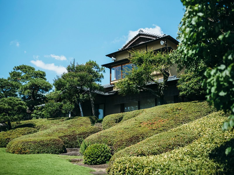 伝統的な日本庭園と和風建築が調和した結婚式場の景色.