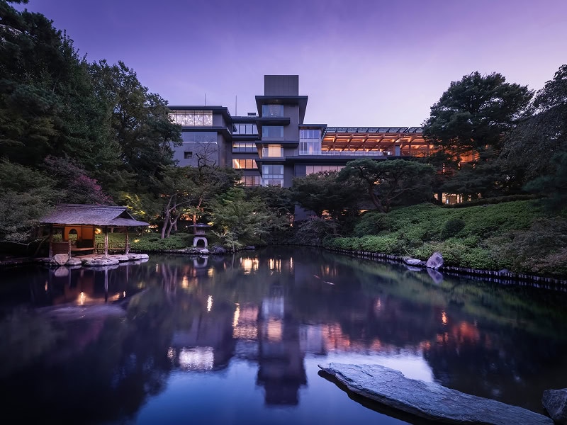 伝統的な日本庭園と現代的な建築が調和した結婚式場の夜景.