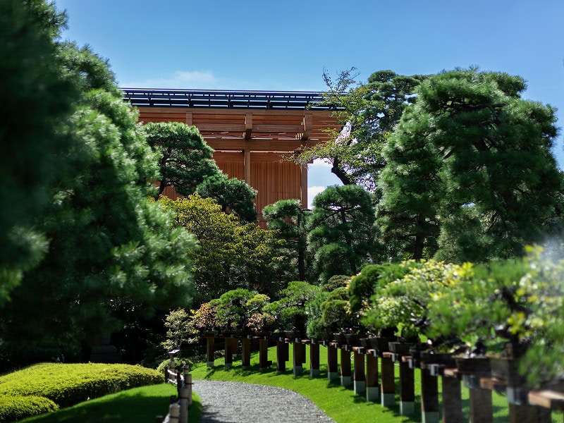 伝統的な日本庭園と結婚式のための美しい景観、緑豊かな樹木と整えられた庭園の風景.