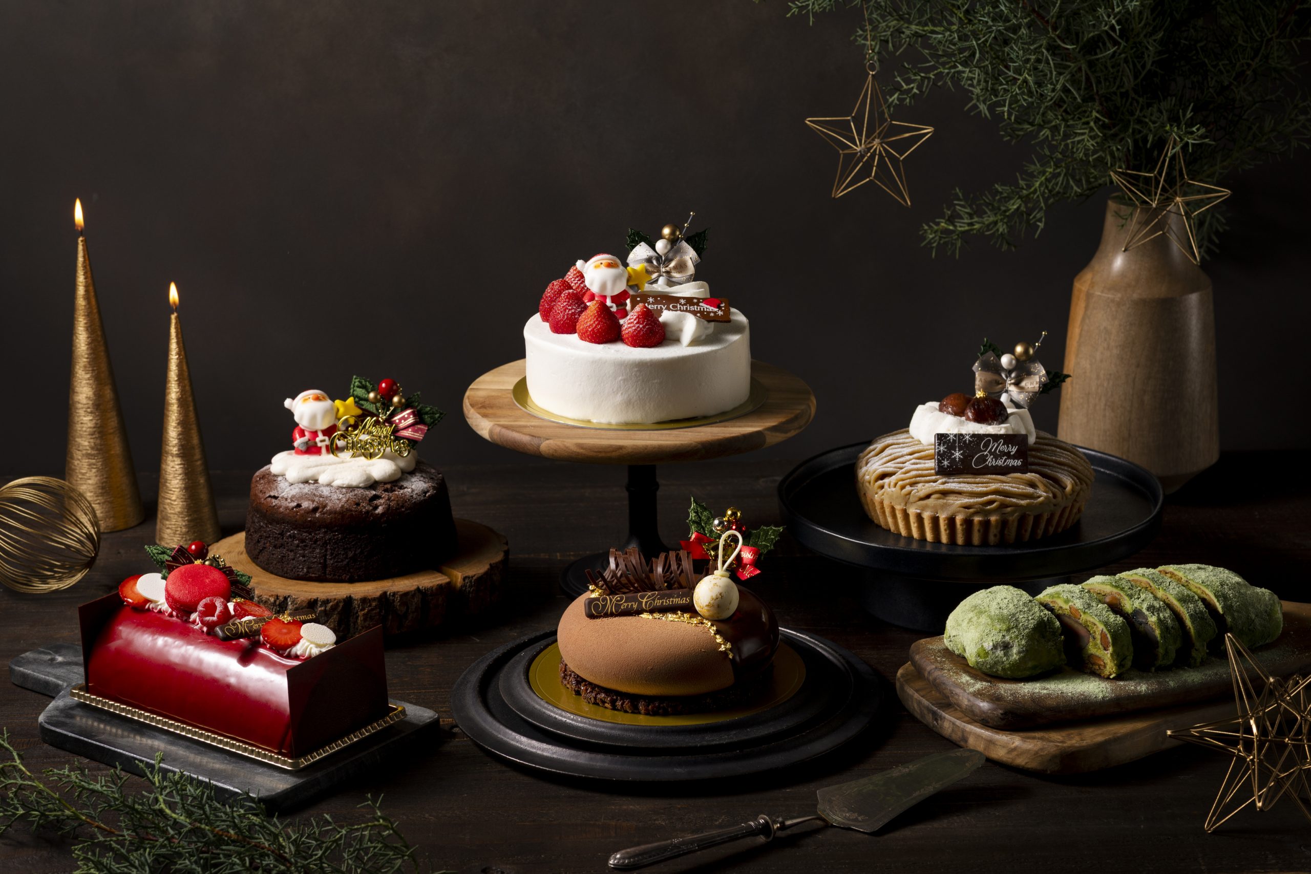 豪華なクリスマスケーキとデザートの盛り合わせ、結婚式やパーティーに最適なスイーツの写真.