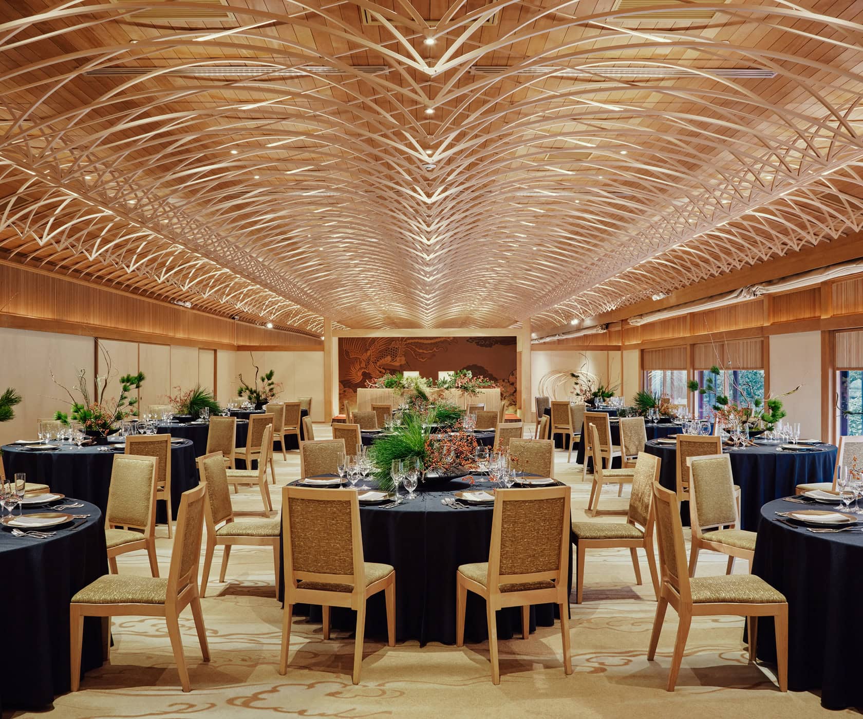 The wedding venue boasts luxurious interior decorations and table settings, creating an atmosphere befitting a traditional Japanese wedding.